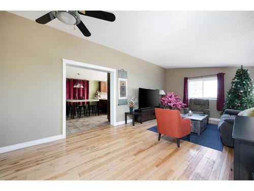 177 Greely Road, Fort Mcmurray, AB - Indoor Photo Showing Living Room