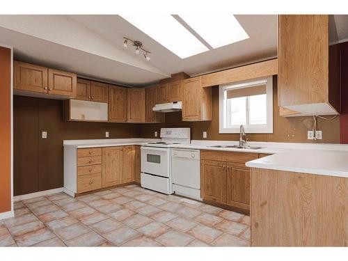 104 Grecian Place, Fort Mcmurray, AB - Indoor Photo Showing Kitchen