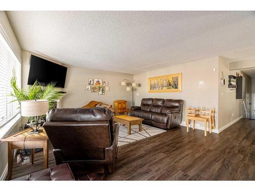 232 Sitka Drive, Fort Mcmurray, AB - Indoor Photo Showing Living Room