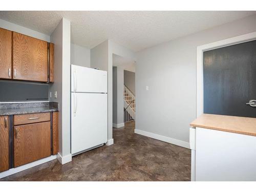 4-400 Silin Forest Road, Fort Mcmurray, AB - Indoor Photo Showing Kitchen