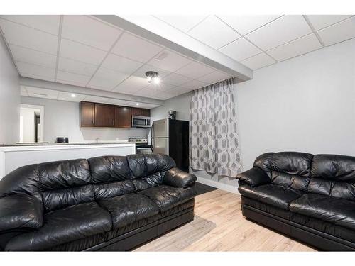 588 Heritage Drive, Fort Mcmurray, AB - Indoor Photo Showing Living Room