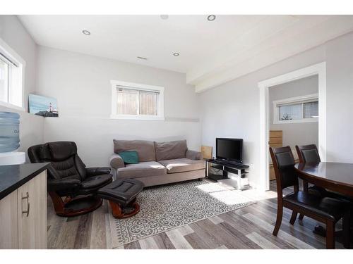 109 Pope Bay, Fort Mcmurray, AB - Indoor Photo Showing Living Room