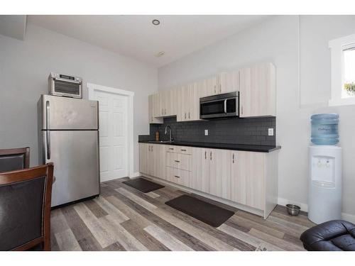 109 Pope Bay, Fort Mcmurray, AB - Indoor Photo Showing Kitchen