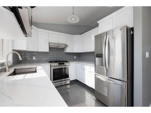 109 Pope Bay, Fort Mcmurray, AB - Indoor Photo Showing Kitchen With Upgraded Kitchen