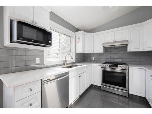 109 Pope Bay, Fort Mcmurray, AB - Indoor Photo Showing Kitchen With Upgraded Kitchen