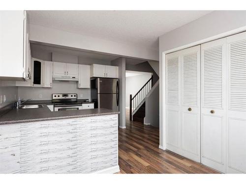 240 Windsor Drive, Fort Mcmurray, AB - Indoor Photo Showing Kitchen