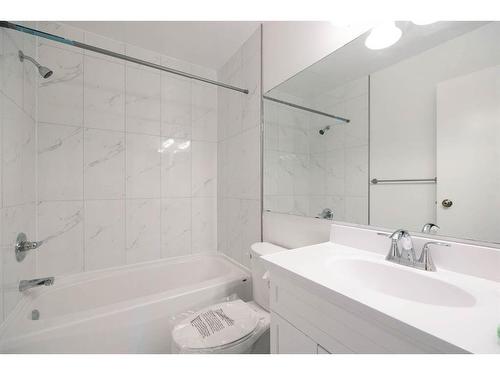 209 Brooks Place, Fort Mcmurray, AB - Indoor Photo Showing Bathroom