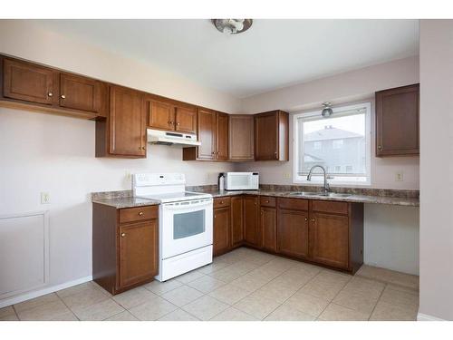 209 Brooks Place, Fort Mcmurray, AB - Indoor Photo Showing Kitchen