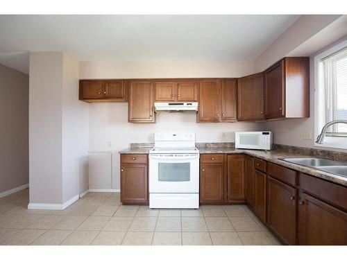 209 Brooks Place, Fort Mcmurray, AB - Indoor Photo Showing Kitchen