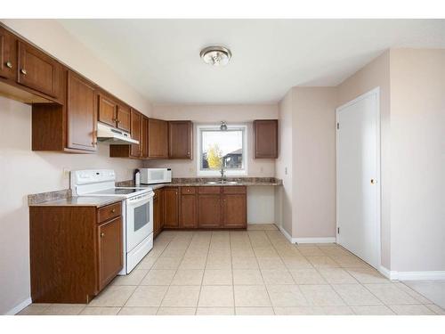 209 Brooks Place, Fort Mcmurray, AB - Indoor Photo Showing Kitchen