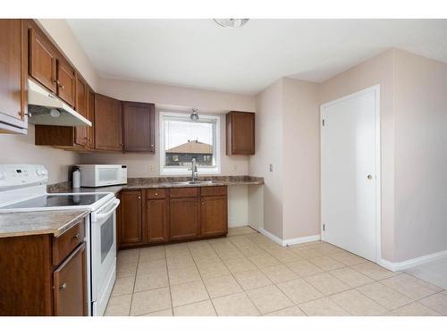 209 Brooks Place, Fort Mcmurray, AB - Indoor Photo Showing Kitchen With Double Sink