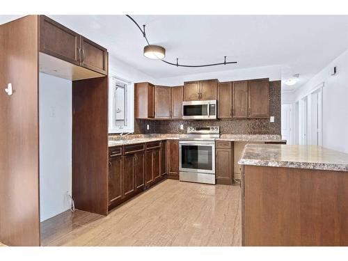 122 Leigh Crescent, Fort Mcmurray, AB - Indoor Photo Showing Kitchen