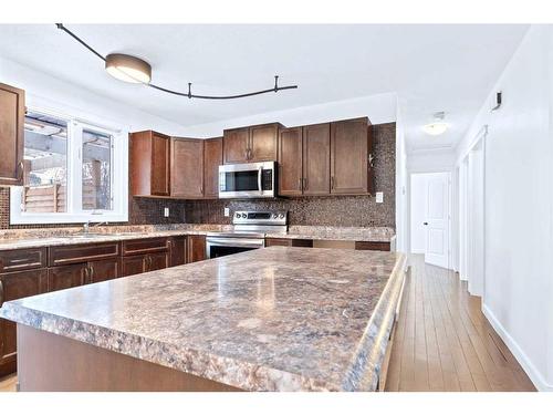 122 Leigh Crescent, Fort Mcmurray, AB - Indoor Photo Showing Kitchen With Upgraded Kitchen