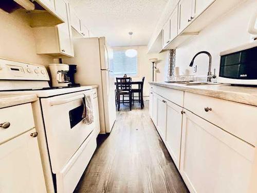 005-13 Clearwater Crescent, Fort Mcmurray, AB - Indoor Photo Showing Kitchen