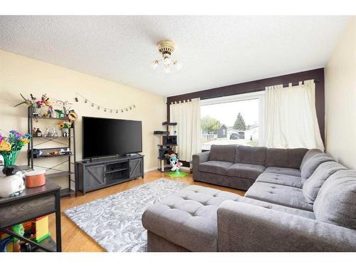 25 Fitzgerald Avenue, Fort Mcmurray, AB - Indoor Photo Showing Living Room