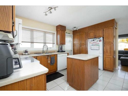 25 Fitzgerald Avenue, Fort Mcmurray, AB - Indoor Photo Showing Kitchen