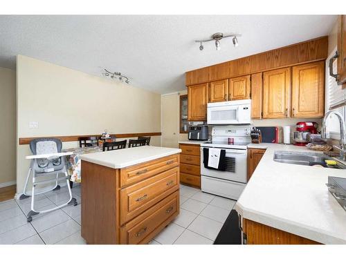 25 Fitzgerald Avenue, Fort Mcmurray, AB - Indoor Photo Showing Kitchen With Double Sink