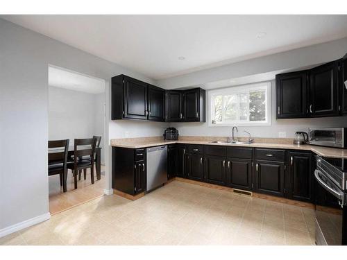 121 Berens Place, Fort Mcmurray, AB - Indoor Photo Showing Kitchen With Double Sink