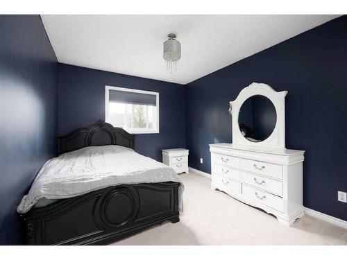 121 Berens Place, Fort Mcmurray, AB - Indoor Photo Showing Bedroom