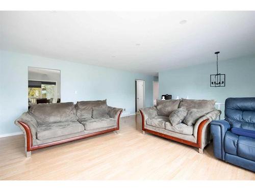 121 Berens Place, Fort Mcmurray, AB - Indoor Photo Showing Living Room