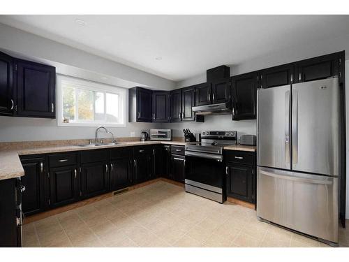 121 Berens Place, Fort Mcmurray, AB - Indoor Photo Showing Kitchen With Double Sink