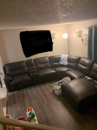 618-600 Signal Road, Fort Mcmurray, AB - Indoor Photo Showing Living Room