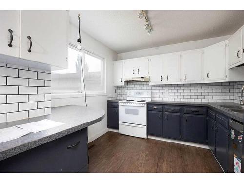 182 Wolverine Drive, Fort Mcmurray, AB - Indoor Photo Showing Kitchen