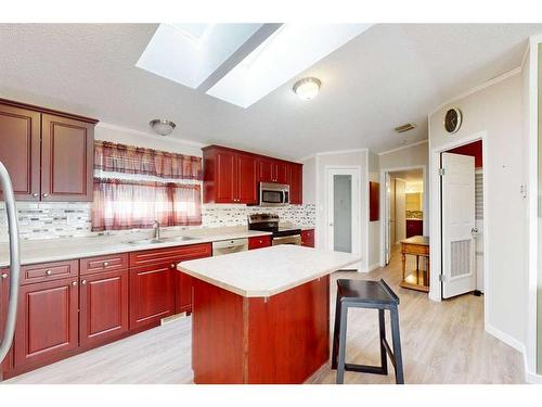 304 Ash Way, Fort Mcmurray, AB - Indoor Photo Showing Kitchen