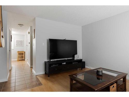 179 Cochrane Crescent, Fort Mcmurray, AB - Indoor Photo Showing Living Room