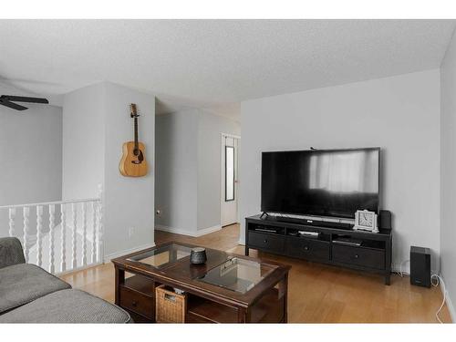 179 Cochrane Crescent, Fort Mcmurray, AB - Indoor Photo Showing Living Room