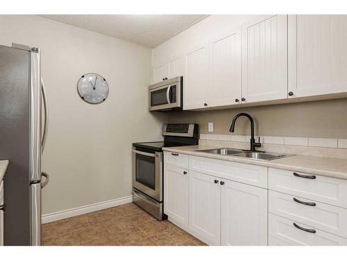 179 Cochrane Crescent, Fort Mcmurray, AB - Indoor Photo Showing Kitchen With Double Sink