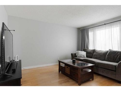 179 Cochrane Crescent, Fort Mcmurray, AB - Indoor Photo Showing Living Room