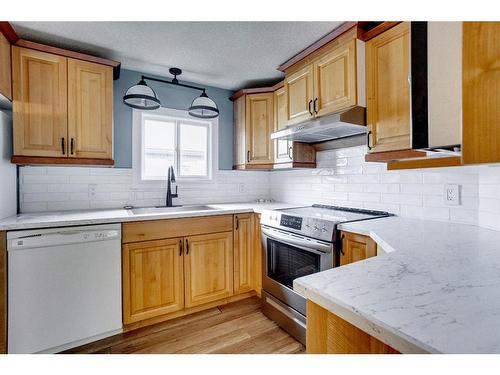 121 Jackpine Way, Fort Mcmurray, AB - Indoor Photo Showing Kitchen