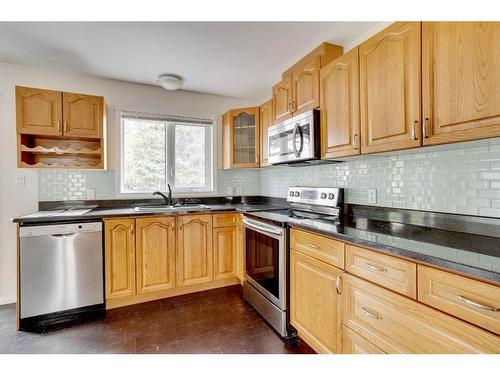 339 Cornwall Drive, Fort Mcmurray, AB - Indoor Photo Showing Kitchen