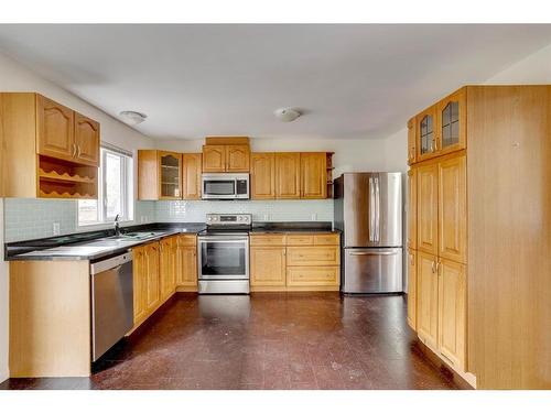 339 Cornwall Drive, Fort Mcmurray, AB - Indoor Photo Showing Kitchen