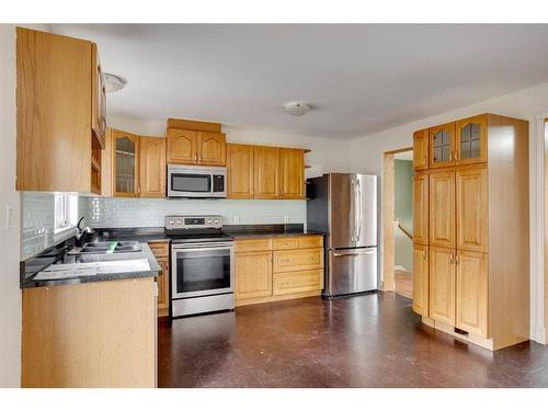 339 Cornwall Drive, Fort Mcmurray, AB - Indoor Photo Showing Kitchen