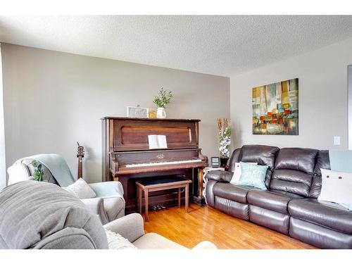 156 Archibald Close, Fort Mcmurray, AB - Indoor Photo Showing Living Room