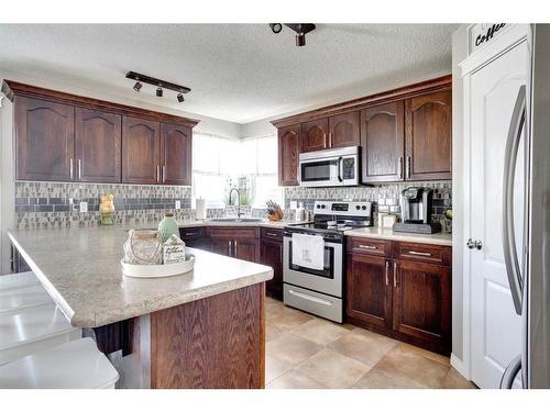 156 Archibald Close, Fort Mcmurray, AB - Indoor Photo Showing Kitchen With Double Sink