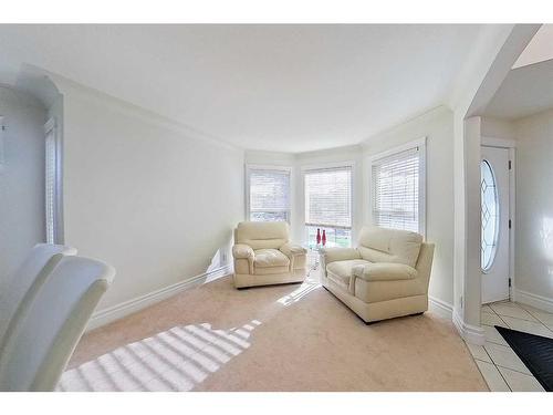 212 Paulson Street, Fort Mcmurray, AB - Indoor Photo Showing Living Room