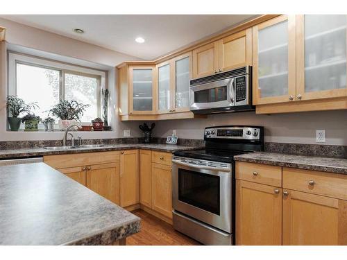 136 Pinnacle Place, Fort Mcmurray, AB - Indoor Photo Showing Kitchen With Double Sink