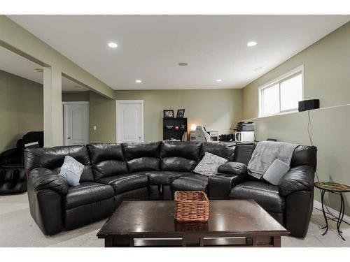 136 Pinnacle Place, Fort Mcmurray, AB - Indoor Photo Showing Living Room