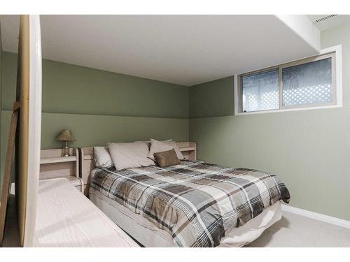 136 Pinnacle Place, Fort Mcmurray, AB - Indoor Photo Showing Bedroom