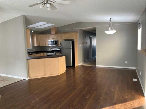 162 Pacific Crescent, Fort Mcmurray, AB - Indoor Photo Showing Kitchen