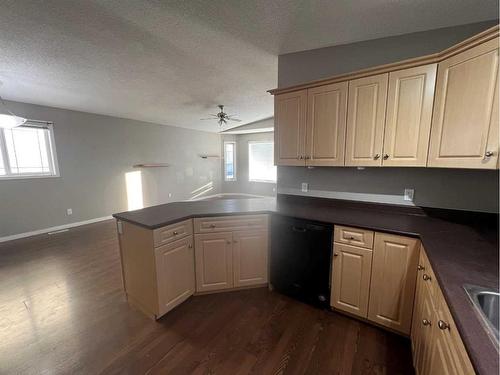 162 Pacific Crescent, Fort Mcmurray, AB - Indoor Photo Showing Kitchen