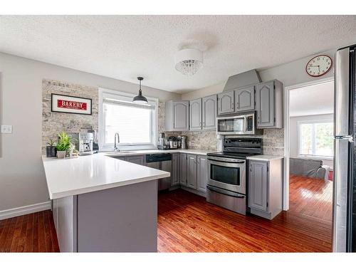 124 Marten Place, Fort Mcmurray, AB - Indoor Photo Showing Kitchen With Upgraded Kitchen