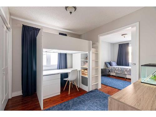 124 Marten Place, Fort Mcmurray, AB - Indoor Photo Showing Bedroom