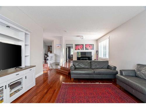 124 Marten Place, Fort Mcmurray, AB - Indoor Photo Showing Living Room