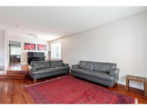 124 Marten Place, Fort Mcmurray, AB - Indoor Photo Showing Living Room