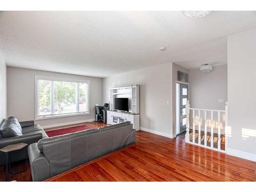 124 Marten Place, Fort Mcmurray, AB - Indoor Photo Showing Living Room