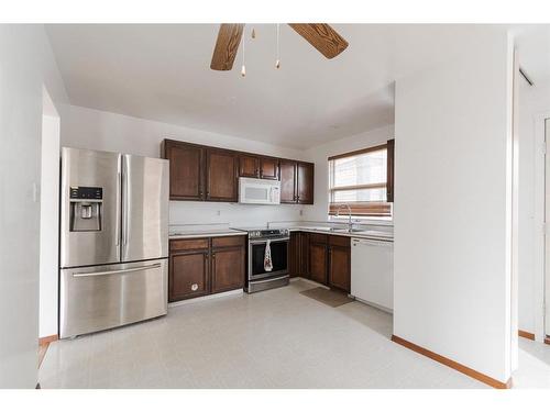 332 Ermine Crescent, Fort Mcmurray, AB - Indoor Photo Showing Kitchen